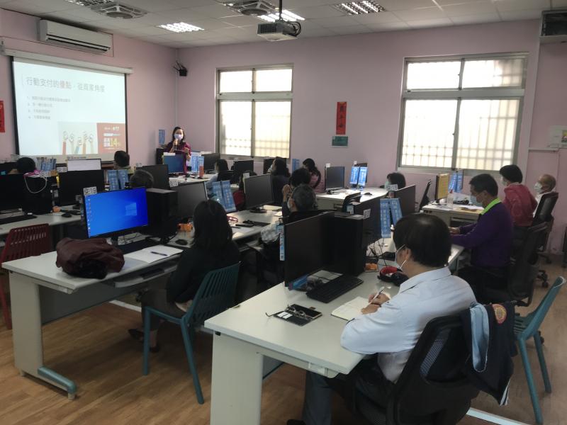 講師說明何為電子支付，生活上除了超商購物使用之外