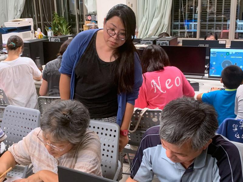 學員針對老師指導認真繪製創意小圓.