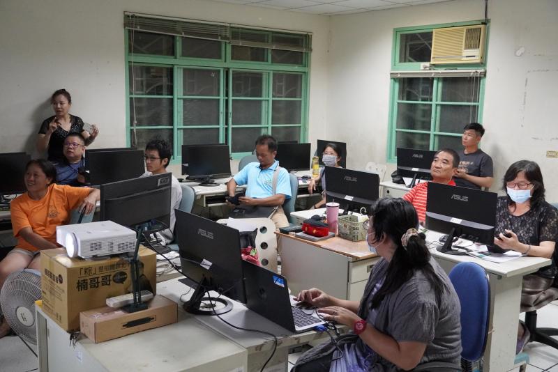 講師解說申請LINE貼圖的操作步驟