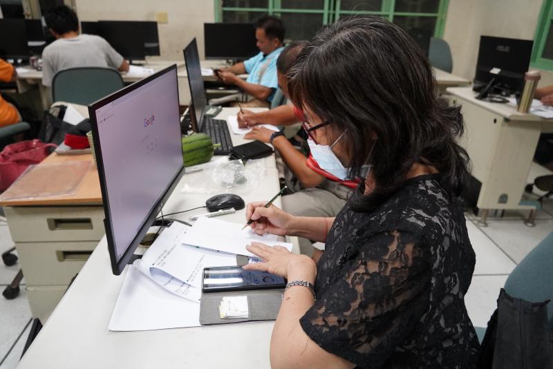 學員專心創作自己的貼圖