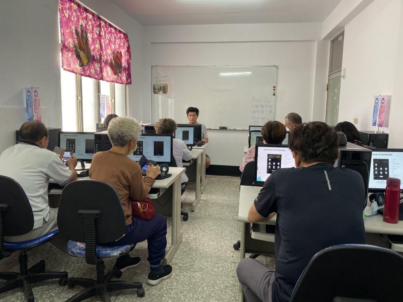 講師說明手機拍攝的基本概念及技巧，並讓學員室內練習測光。