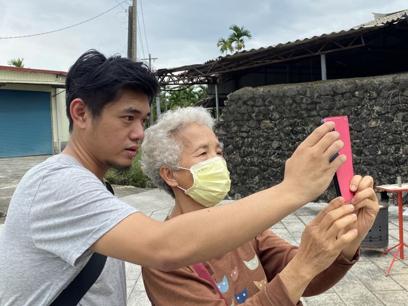 室外拍攝時，講師逐一指導學員，注意光線來源、取景的角度。