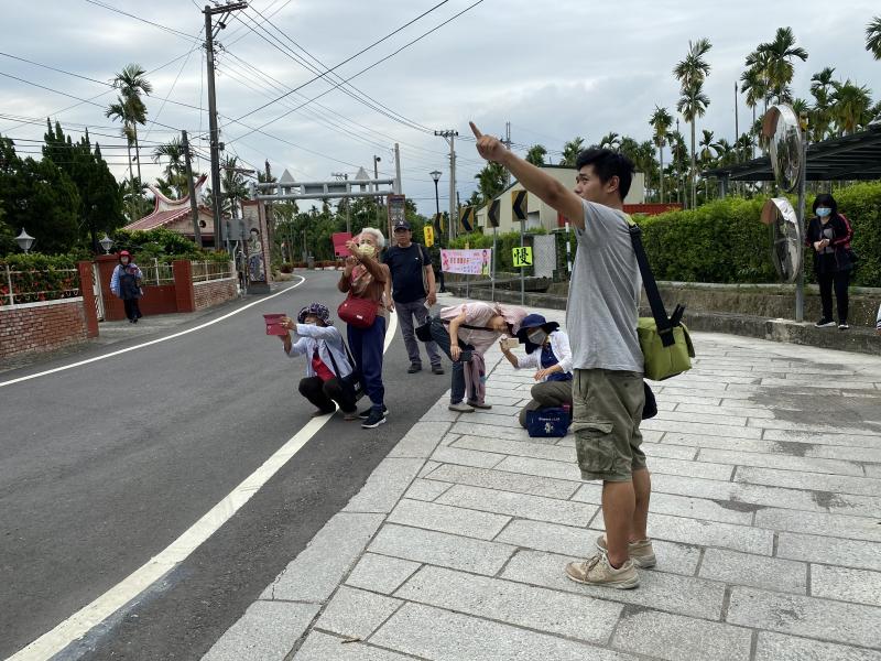 學員嘗試拍照遠、近距離，平視、低角度的各種模式，再相互交流分享作品。