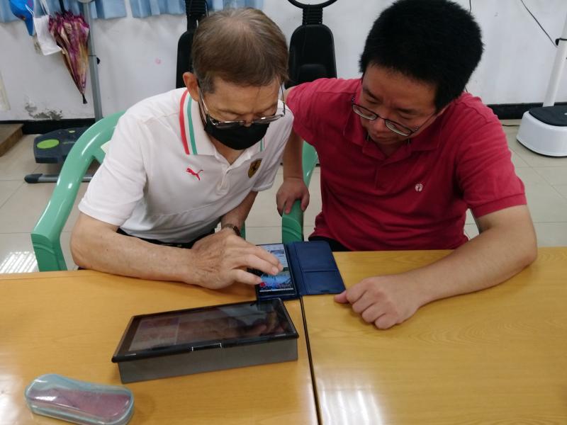 老師指導學員下載航空公司APP