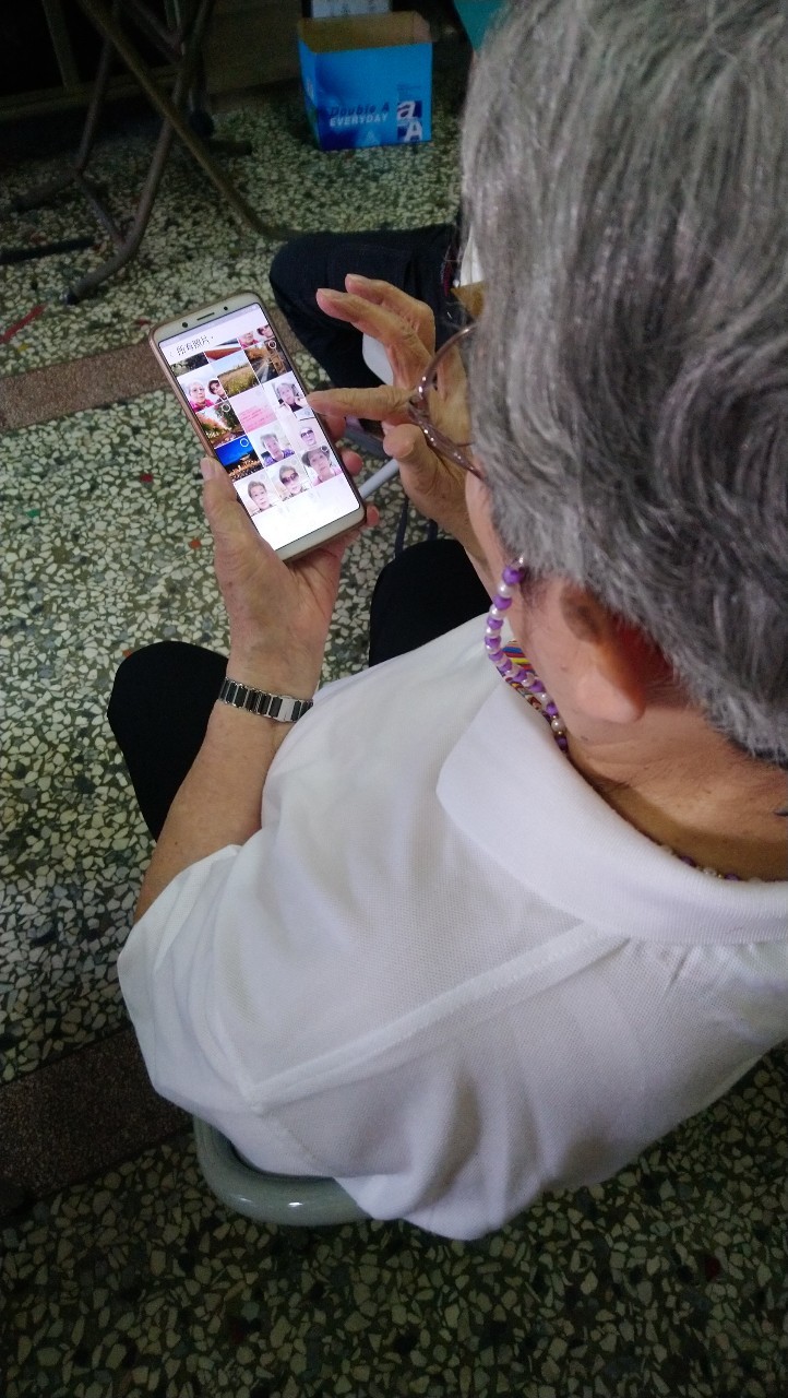 學員挑選自己喜歡的照片入群組備用