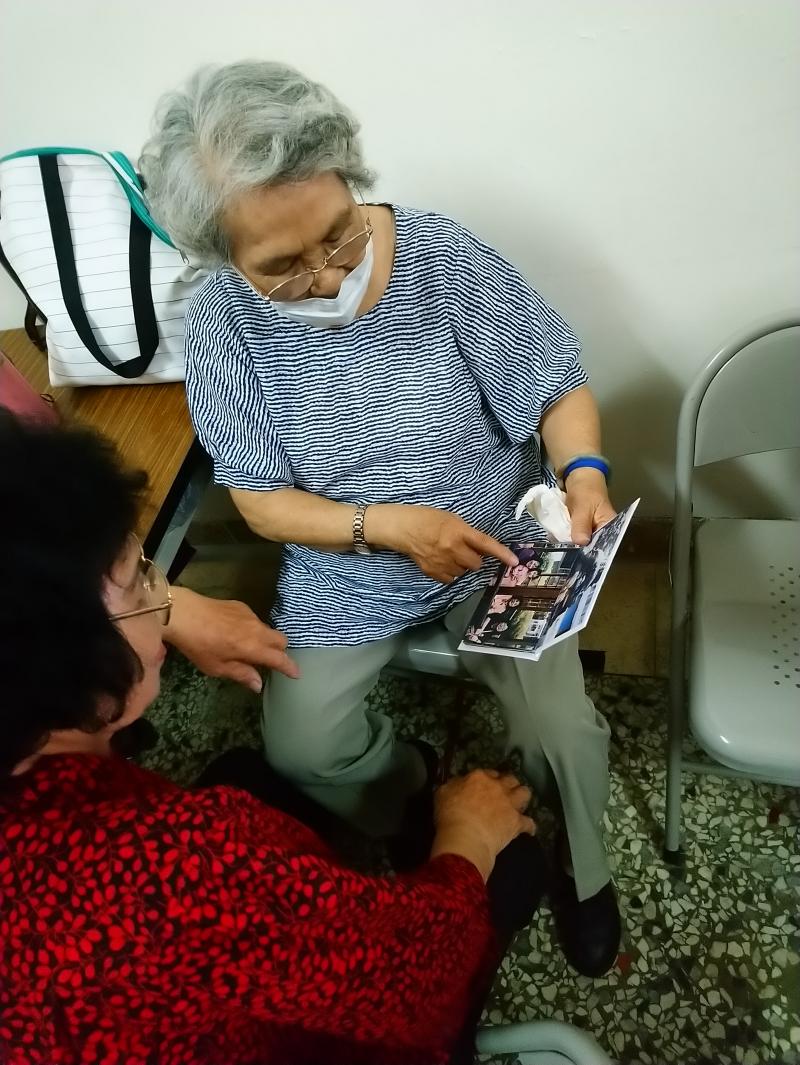 學員拿著做好的相片書互相欣賞