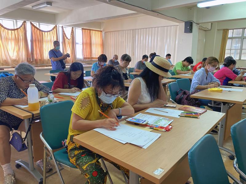 動手開始設計，學員們個個埋頭思考與繪製理想中的網頁。