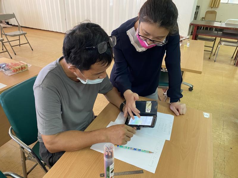 學員拿出自家農作品與講師討論，並完成網頁架構圖的繪製。