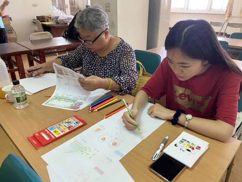 代父上課的年輕學員，與熱愛數位學習的老農，都是課堂超級認真的好學員，勇於提出疑問、認真動手實踐理論，更願意協助鄰近同學。