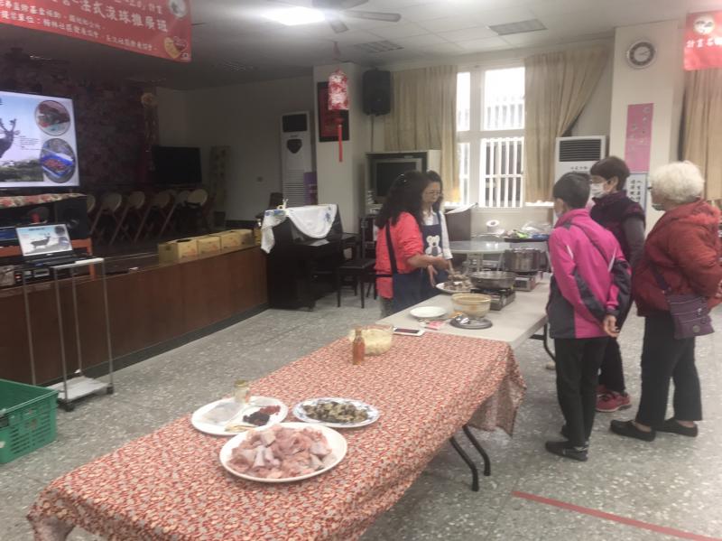 由老師與學員分組介紹準備食材情形。