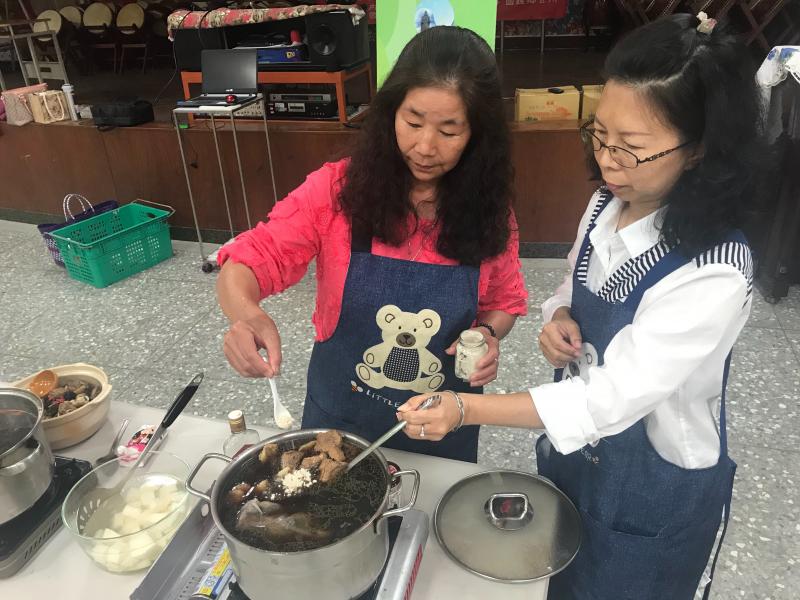 由老師與學員實際操作教學情形