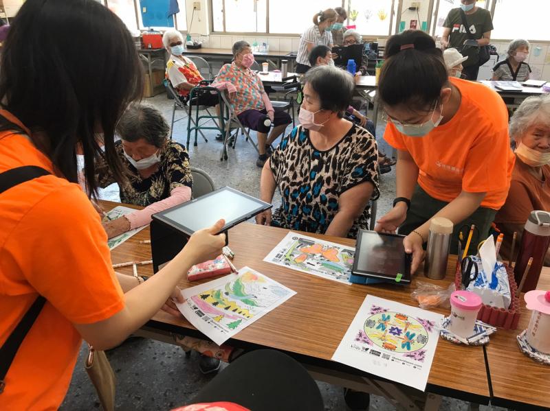 學員將繪製的圖檔，透過平板轉換成3D立體圖。