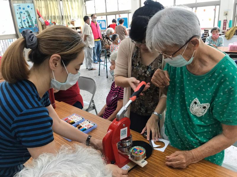 將自已做的胸章圖，壓製成可以別的胸章