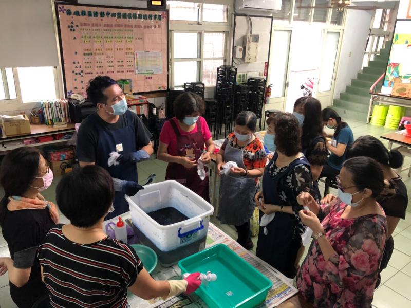 講師講解如何與染缸培養感情,將染布上色