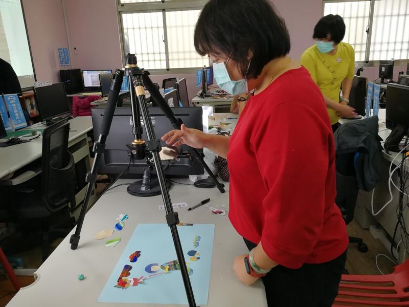 逐格動畫體驗中，講師指導如何將自己的動畫，透過stop motion app拍攝出來