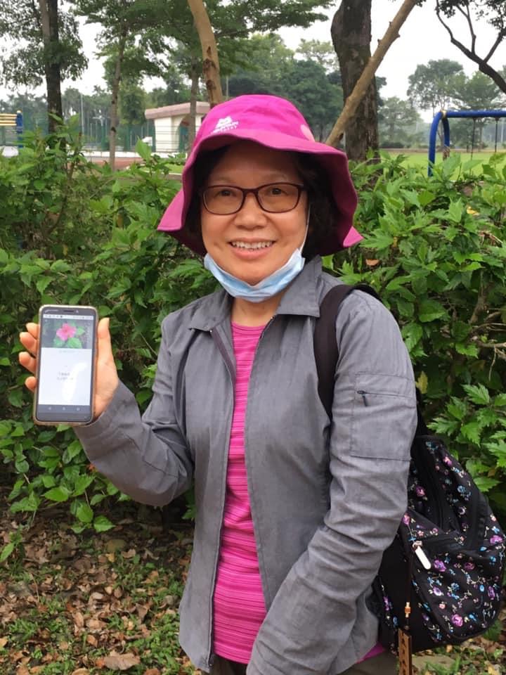 學員練習使用植物辨識系統