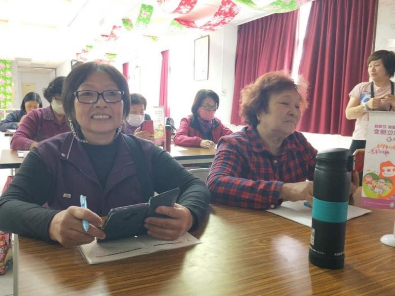 學員們　努力試著操作