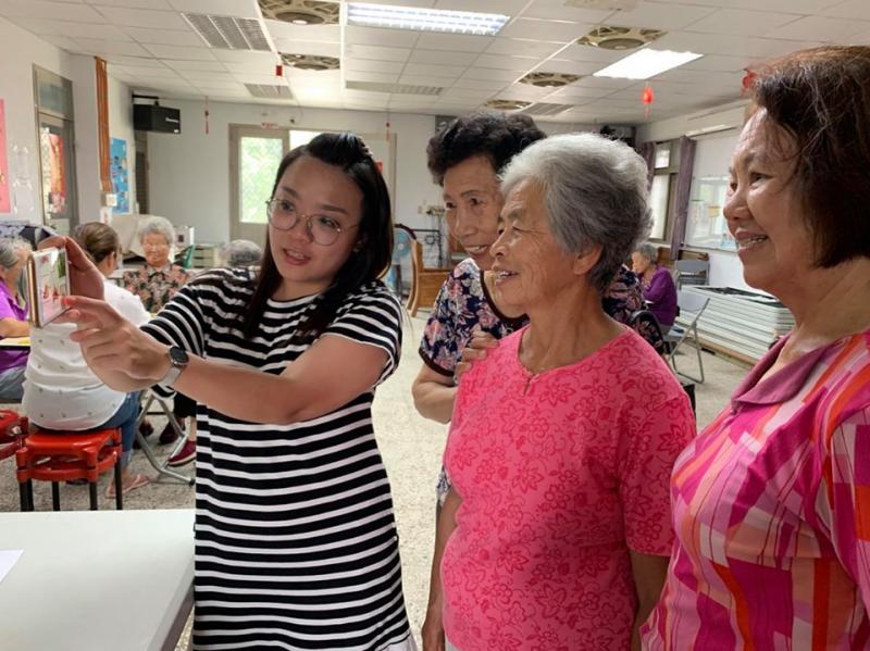 金門縣金寧鄉樂齡中心的阿嬤們，平均年齡超過80歲。每一位都非常的可愛有活力，常常聚在一起學習各種課程。