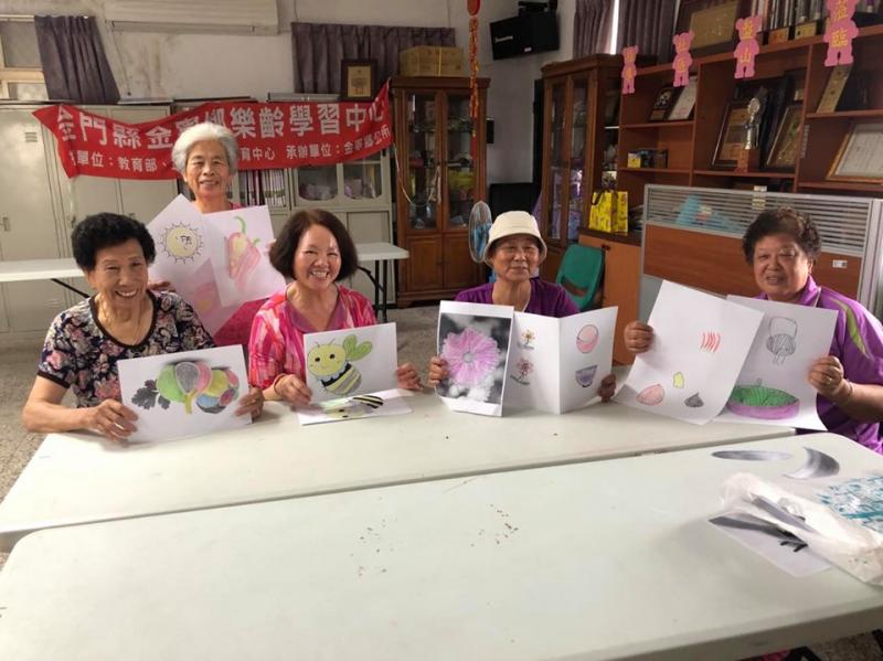 看到每一位阿嬤拿著自己的作品寫上自己的名字，臉上露出燦爛自信的笑容  透過現代化的學習重溫小時候記憶中的塗鴉  成就感十足！！