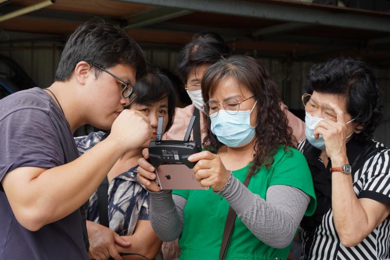 第一次操作空拍機的學員用心詢問相關細節
