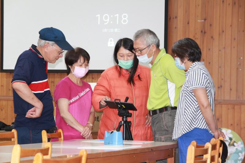 學員練習拍攝偶動畫，同組學員共同討論拍攝分鏡。