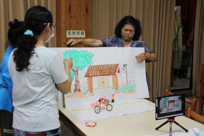 偶動畫的拍攝佈景設置，學員自己繪製場景，讓偶動畫影片增添幾分童趣。