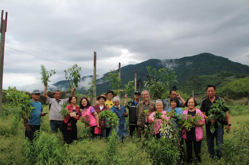 學員採集成果豐盛，開心的合影。