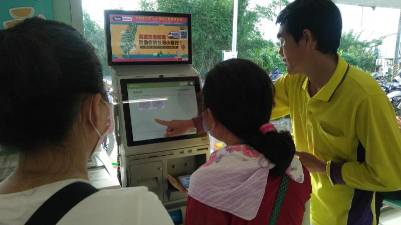 講師指導學員操作IBON機台。