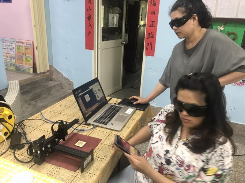 指導老師帶領學員安全進行雷雕的過程。