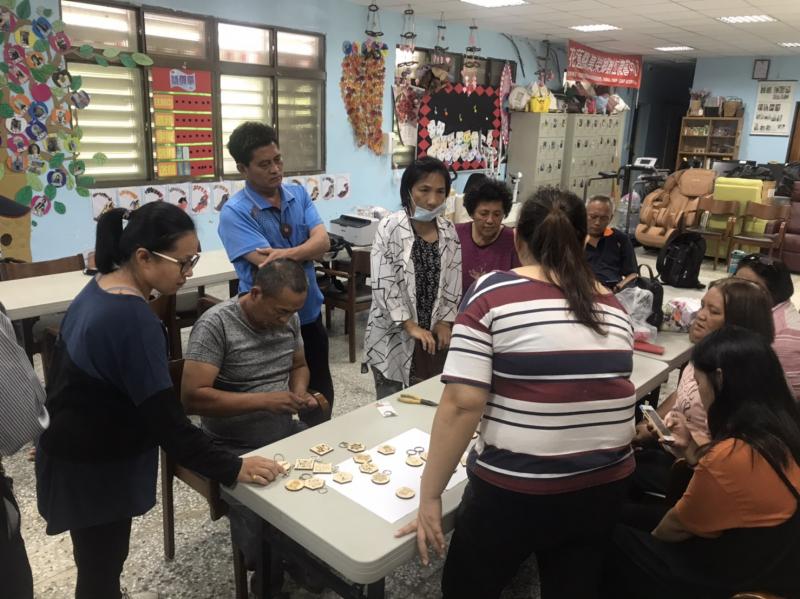 學員在課程尾聲，互相討論桌遊的素材。