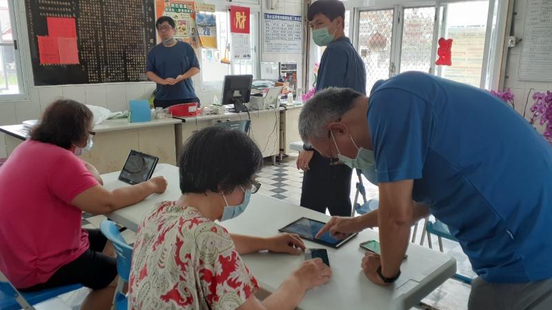 老師細心為阿姨問講解