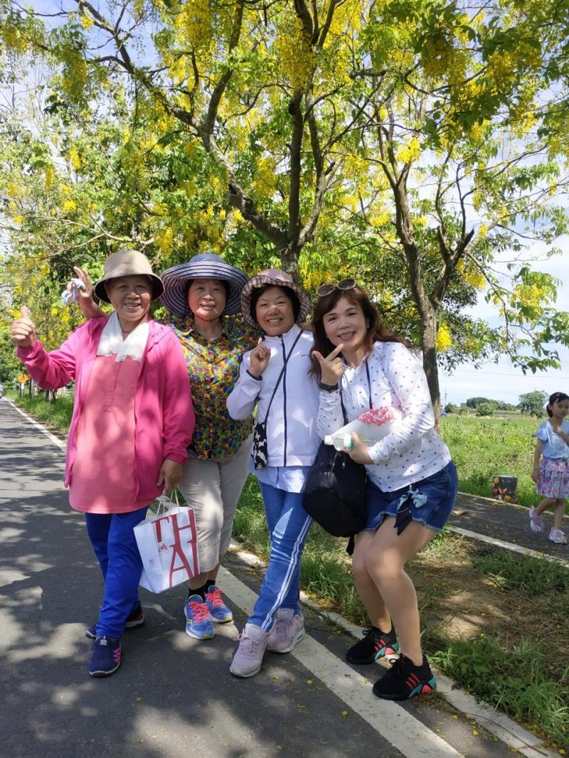 健走過程中學員拍拍照