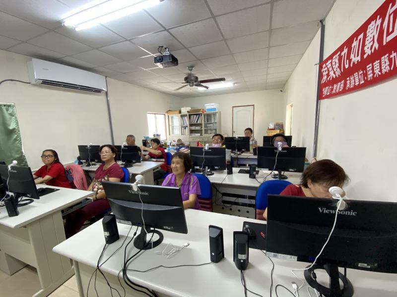 上課囉，學員睜大眼睛專注講師說的每個指令。