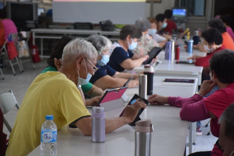 學員認真操作體驗遊戲。