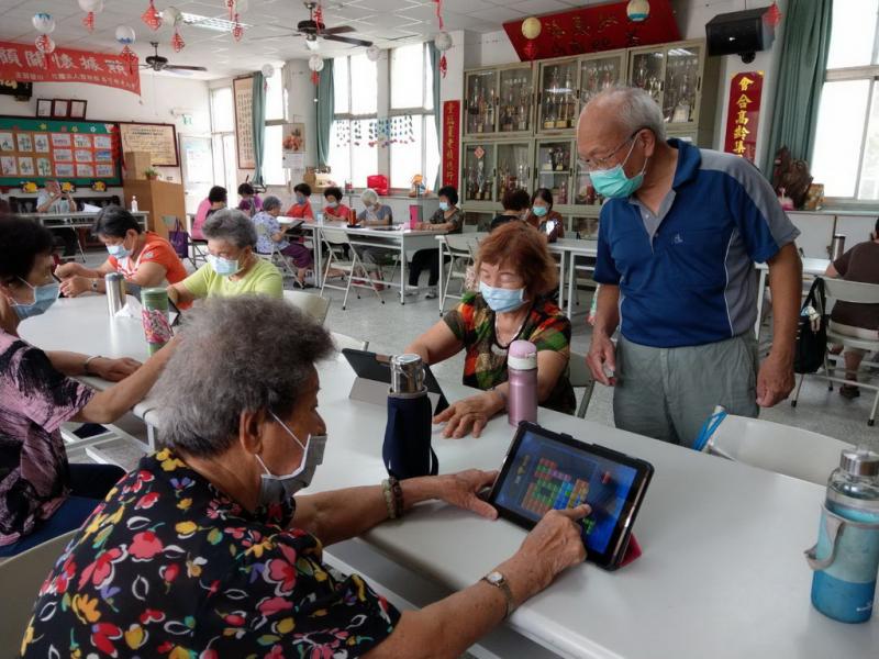 老師觀看學員操作情形。