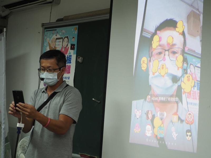 老師教同學使用line直播  並使用濾鏡