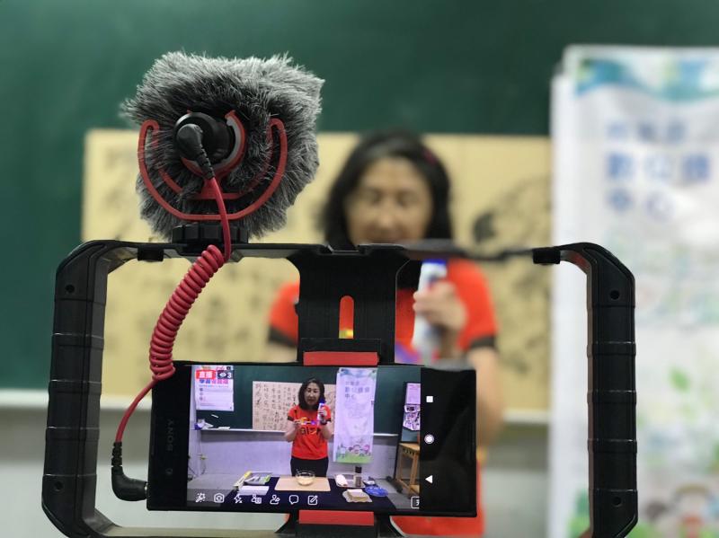 請同學實際示範當直播主