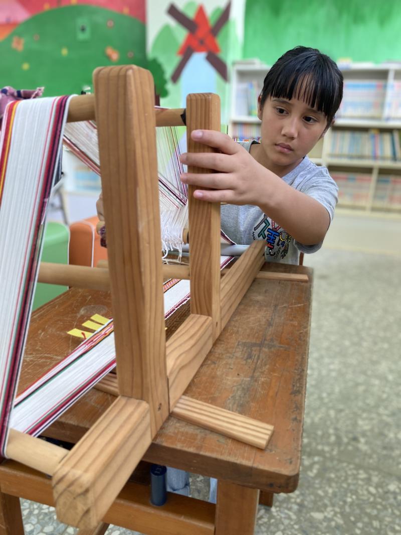 學習使用傳統織布機的學員，正嘗試編織成具有布農特色織紋的布料