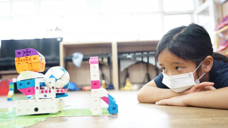 課程小學員展示智高積木中的晶片感應球