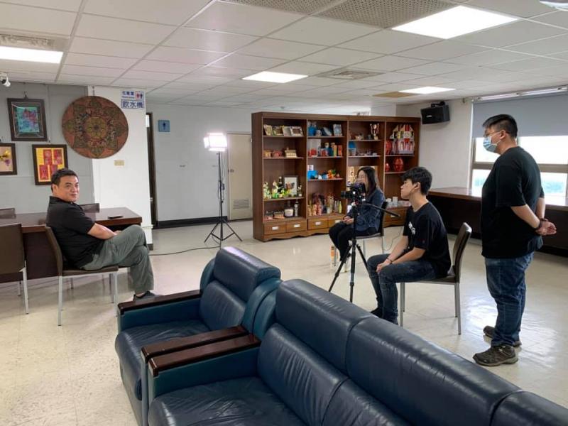 老師教我們如何透過簡單的編輯程式，將人聲去掉以及編輯文字和使用運鏡