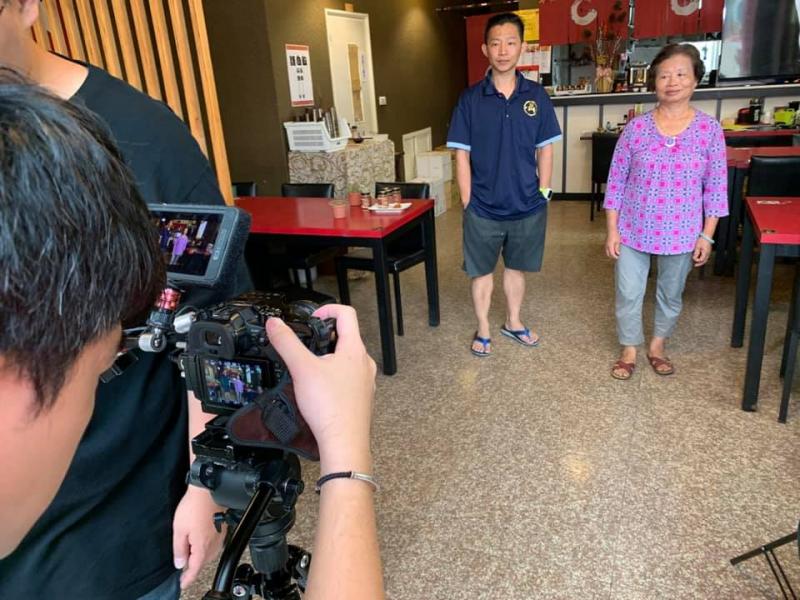 攝影可以只是拍照保存當下，也可以是透過不同表情變化，捕捉回憶中，那段美好的瞬間