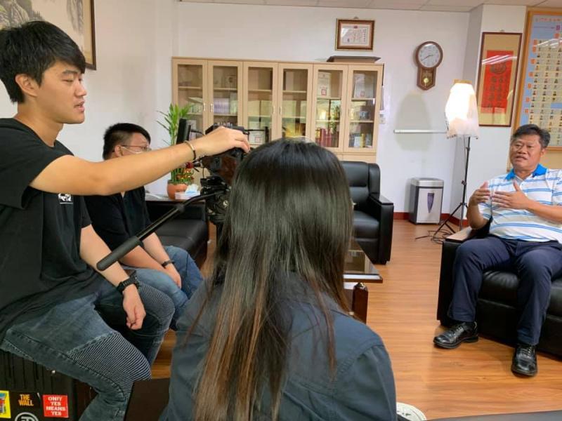 透過DOC的計劃教育學員如何將商品放在網路上，如何打造優質的粉絲專頁，如何拍攝好的產品形象。