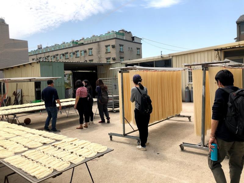 行動DOC今天帶學員到金寧鄉做參訪。沿路上學員們練習用google地圖搜尋著地址，看著地圖找店家。