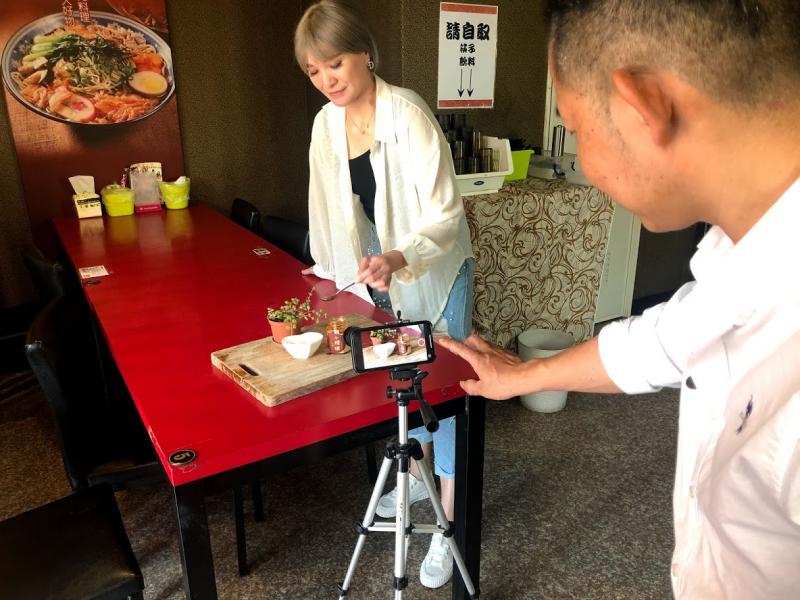 學員們決定一起製作沈記小舖的短影音，希望透過短影片將大哥的蒜蓉小辣椒做數位行銷