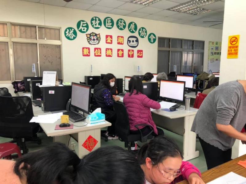 今天結合時事的課程，老師教大家怎麼用ppt畫出屬於自己臉型的布口罩