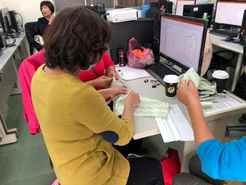 製作的過程中，要先測量自己的臉型，以及需要預留的大小，方便在布口罩的夾層中，裝進醫療用口罩