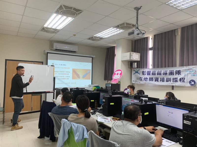 在地資訊應用師資培訓-四軸飛行器_講師跟學員說明飛行原理