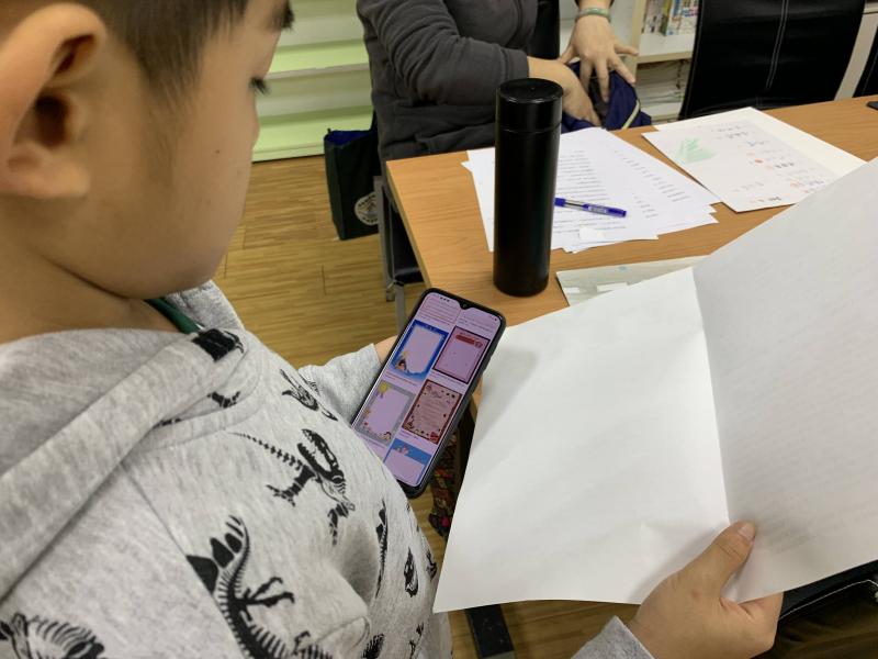 小朋友用手機查詢圖片