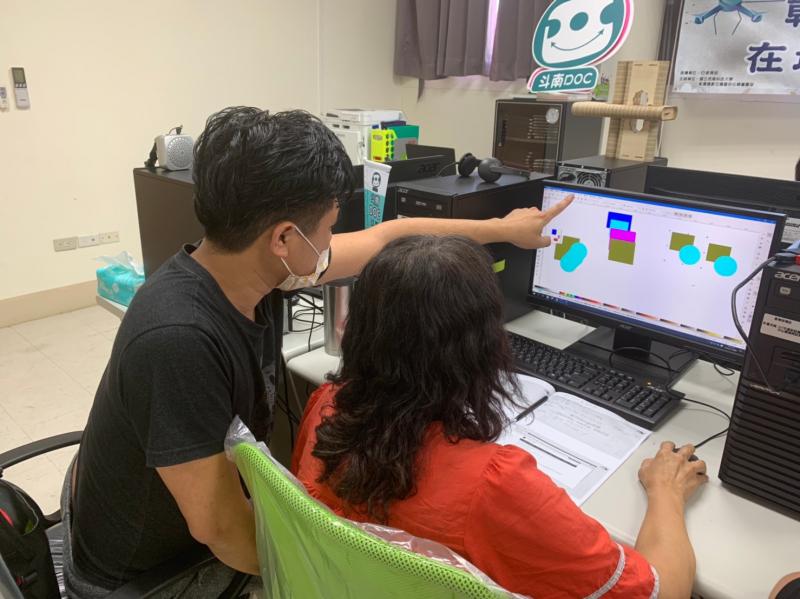 在地資訊應用師資培訓-雷射雕刻應用_講師指導學員操作繪圖軟體