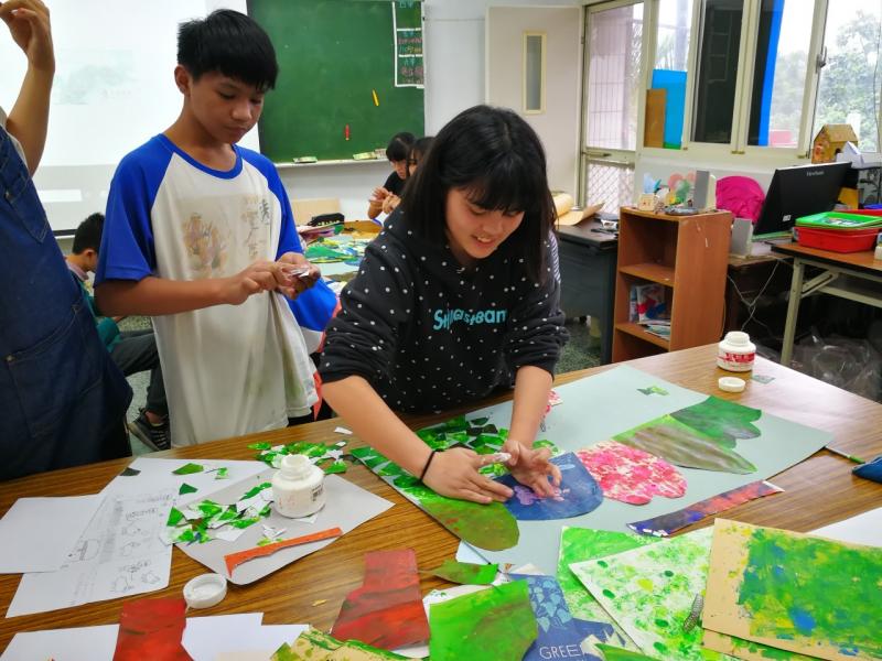 分工合作，協力製作人物及場景。